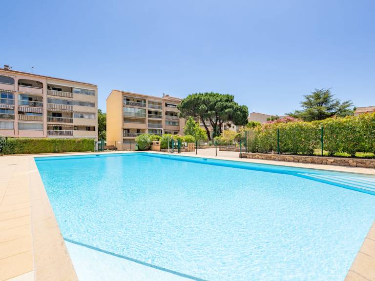 Rental apartment with patio & pool — photo 2