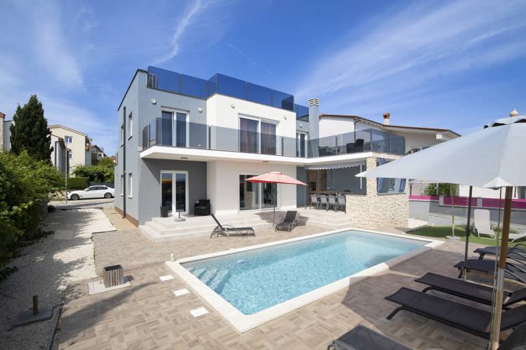 Villa with private pool, BBQ & yard | Water view — photo 2