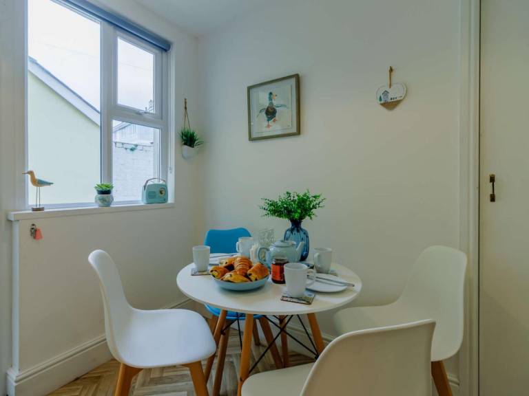 Fully equipped charming cottage with yard & BBQ | Pets are welcome — photo 4