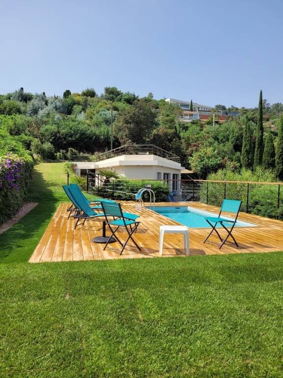 Contemporary villa with panoramic views over the bay of Cannes and private swimming pool. — photo 3