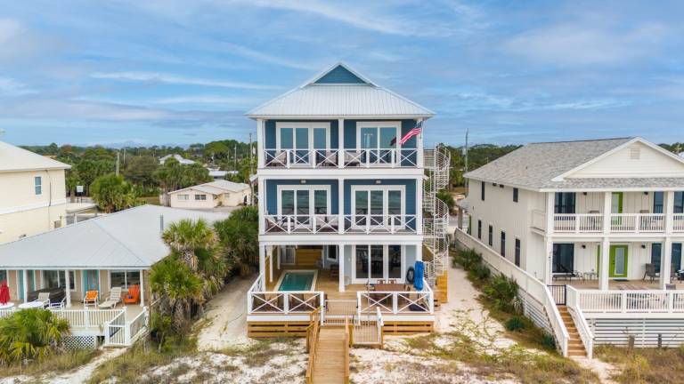 Vacation home with private pool & barbeque | Beach view — photo 3