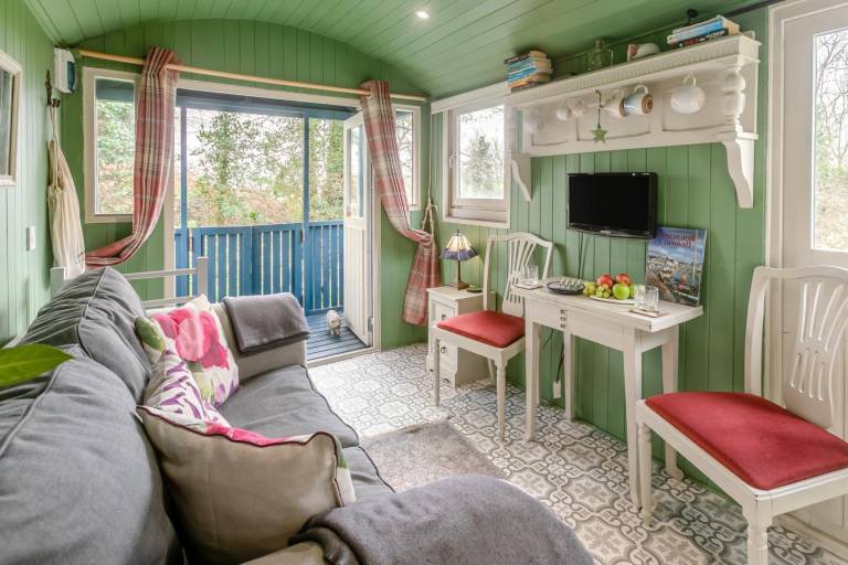 Cottage with jacuzzi & barbeque — photo 3