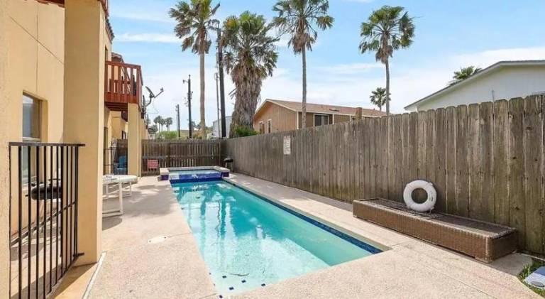 Holiday apartment with pool — photo 4