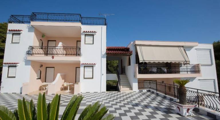 Serviced apartment with terrace, garden & BBQ | Next to the beach | Pet-friendly — photo 3