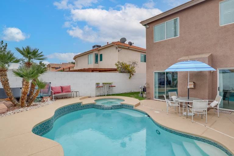 Outdoor Kitchen, Fire Pit, More! Las Vegas Getaway in Henderson, NV