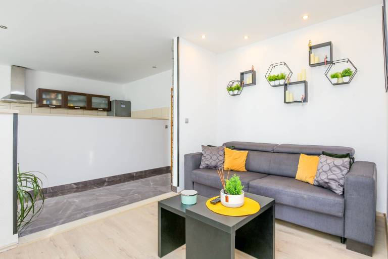 Three bedroom apartment with balcony and sea view Duće, Omiš (A-24975-a) — photo 4