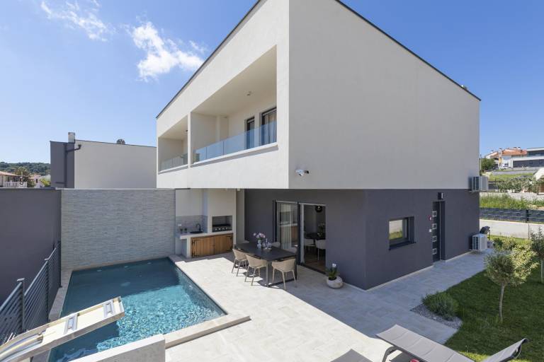 Children-friendly villa with barbecue, terrace & private pool | Garden view | Pets allowed — photo 2