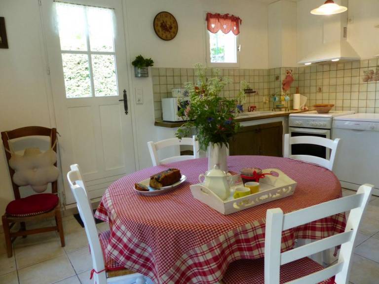 Gite with barbeque & yard — photo 2