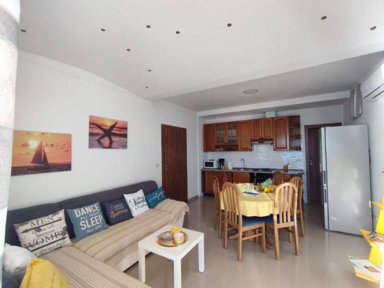 Holiday apartment with patio & BBQ in Brela
