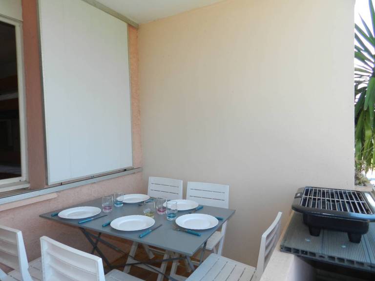 2-room apartment, sleeps 5, near beach, private parking — photo 2