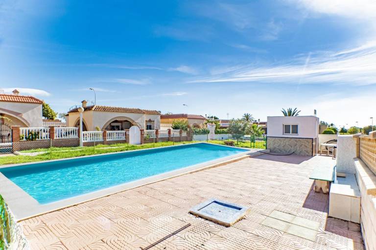 Villa with terrace, BBQ & yard in Almeria