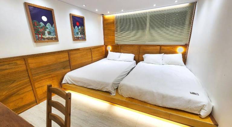 Hongdae 5min, Spacious 4BR 3BA Home — photo 3