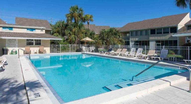 Vacation home with pool — photo 2