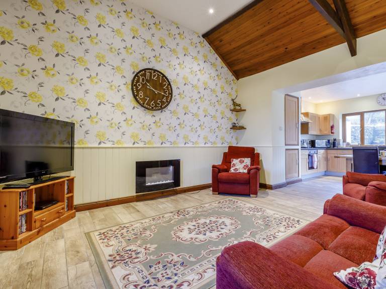 Cottage with barbecue & yard | River view — photo 3