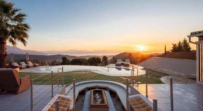 Villa with private pool, yard & barbeque — photo 3