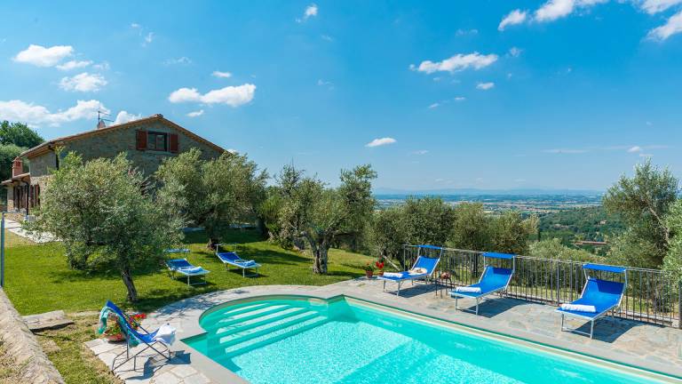 Villa with BBQ, private pool & terrace | Pool view in Cortona