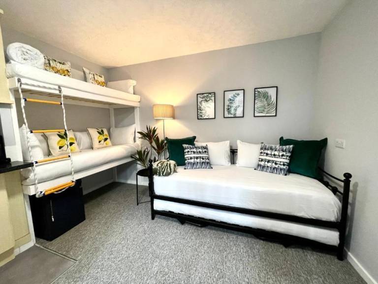 Charming holiday apartment with patio | Next to Brighton Palace Pier | Close to the beach | Suitable for remote work | Pets are welcome — photo 4