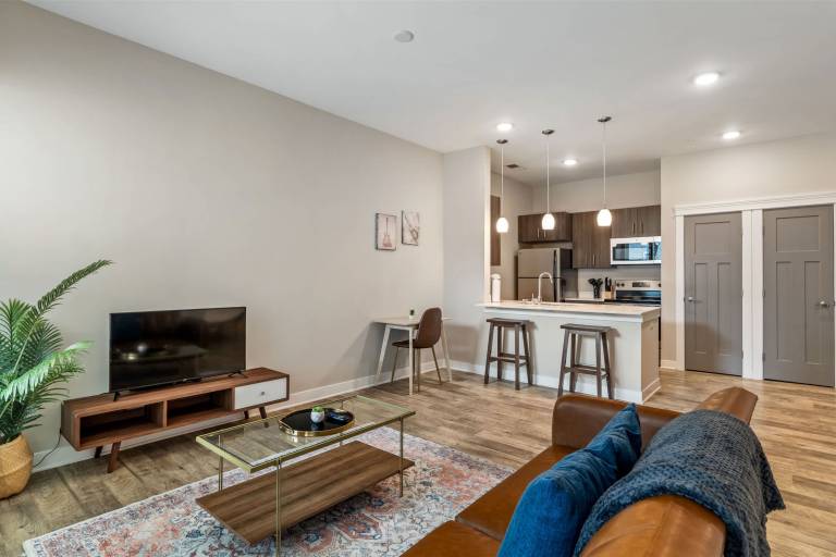 CozySuites Penrose On Mass with pool and parking 9