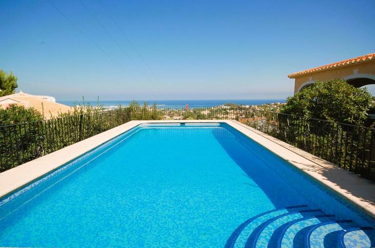 Villa with grill, terrace & yard | City view — photo 4
