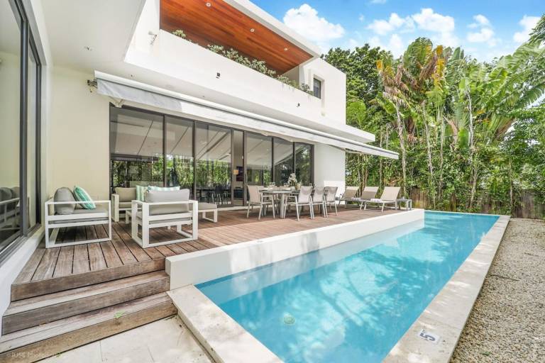 Modern Villa with Pool and Tranquil Ambiance