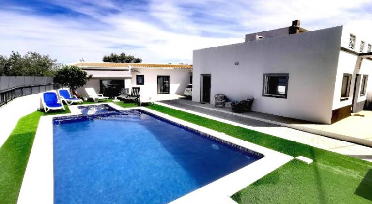 House with patio, private pool & barbecue in Loulé