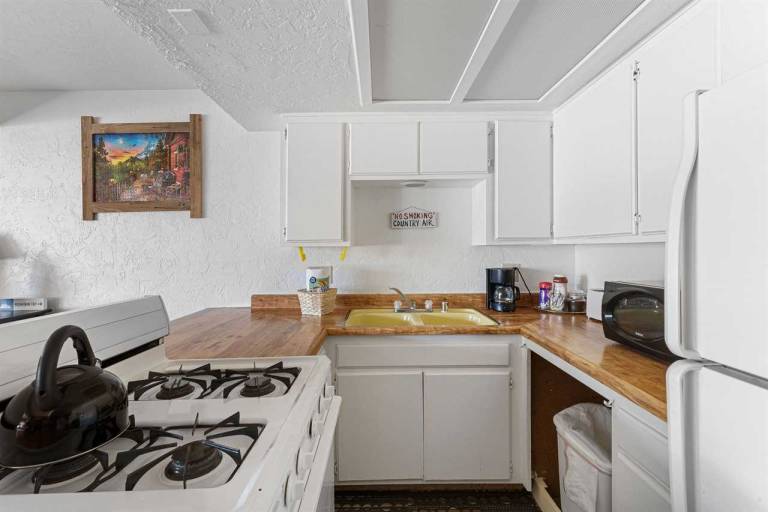 Village Suites Inn. Kodiak Bear, Perfect Location in the Village, fully equipped upstairs unit. — photo 4