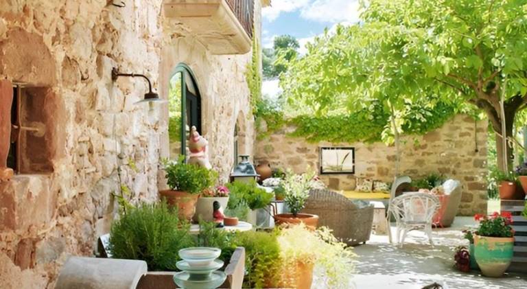 Villa with grill & pool in Barcelona