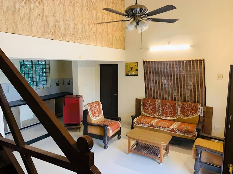 Vacation home with BBQ, pool & yard | Pets allowed — photo 3