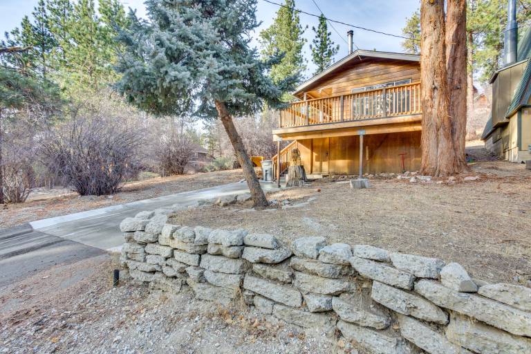 2 Mi to Big Bear Mtn Resort: Cabin w/ Updated Deck — photo 2