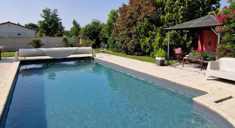 Villa with hot tub & pool in Montauban