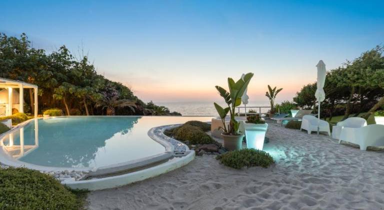 Ample villa with pool & hot tub | Suitable for remote work | Dogs allowed — photo 4