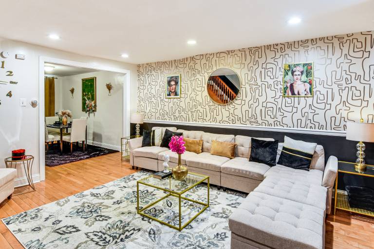 5 Mi to Center City Townhome in Elmwood Park