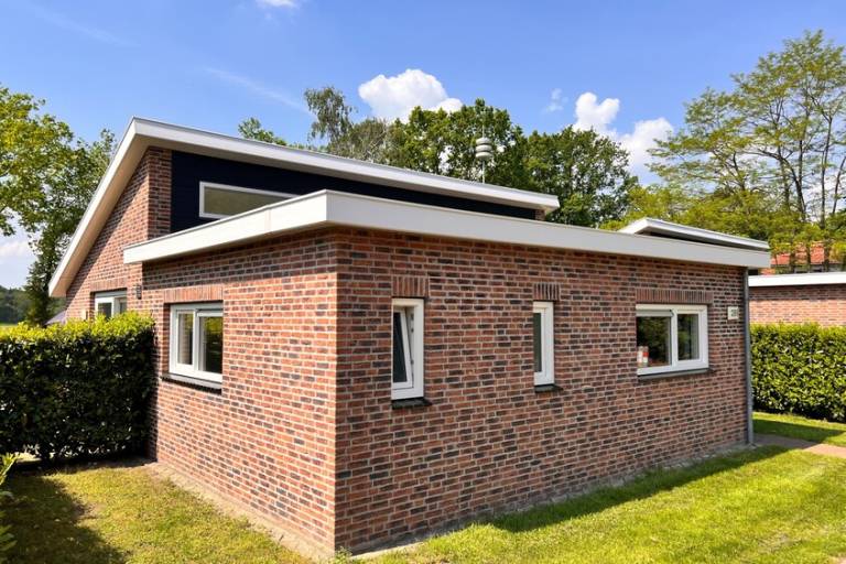 Villa with heated pool, garden & patio — photo 4