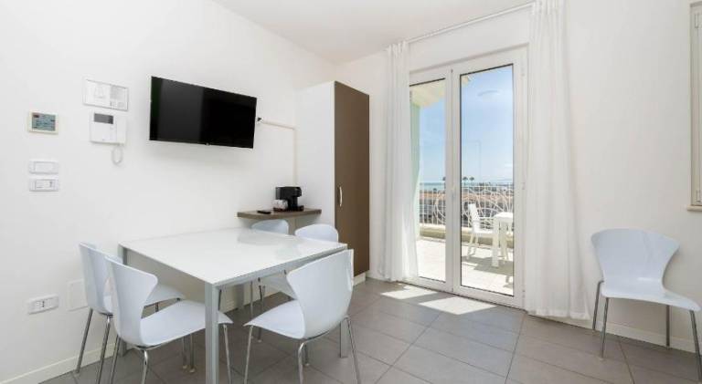 Beautiful rental apartment with yard & terrace | Beach nearby | Pet-friendly — photo 2