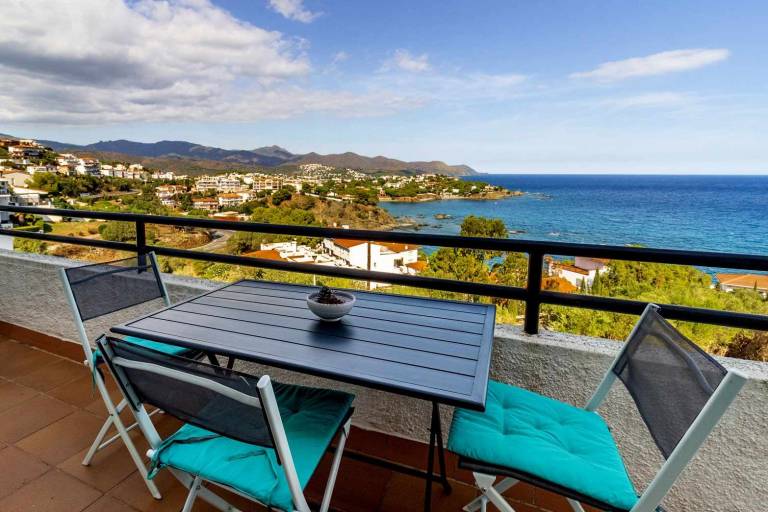 Apartment with pool, terrace & garden | Beach view | Close to the beach | Pets are welcome in Llanca