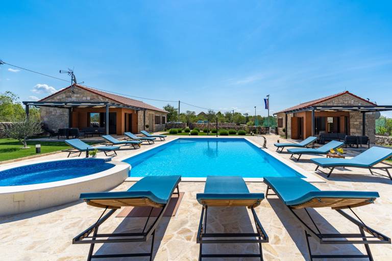 Villa with yard, BBQ & jacuzzi | Mountain view — photo 2
