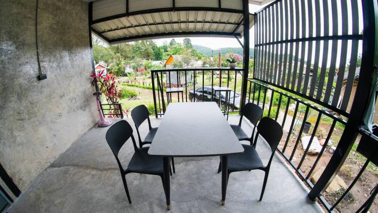 Holiday apartment with terrace & yard — photo 3
