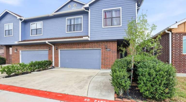 O18B Spacious 3BR Home Sleeps 10 With 2 Living Areas — photo 3