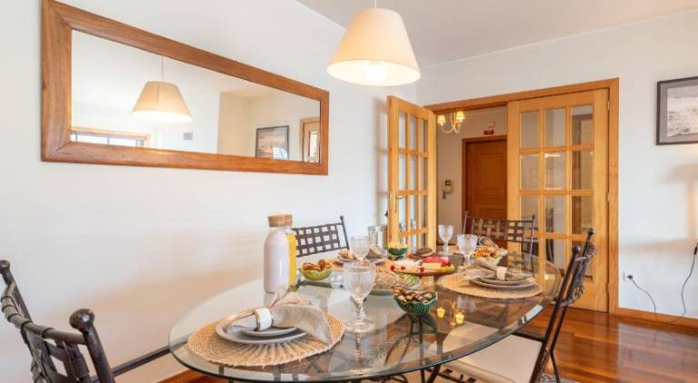 Host Wise - Homely Large Flat - Balcony — photo 4