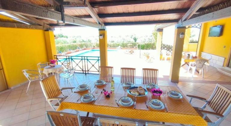 Villa with pool — photo 4