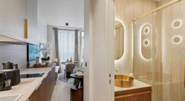 Lavie Maison Elevated Stay by the Eiffel Tower with AC and Hot Tub — photo 2