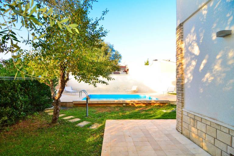 Villa with garden, barbecue & private pool | Nature view — photo 5