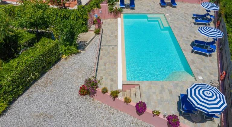 Rental apartment with yard, grill & pool in Porto Azzurro