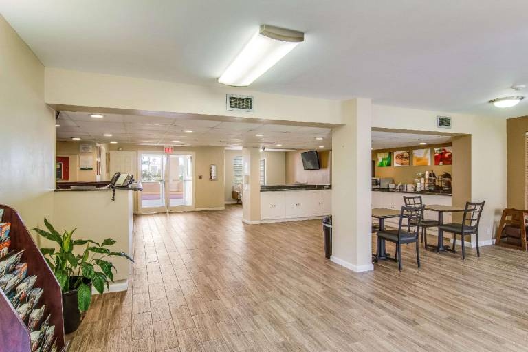 Suburban Studios Hotel Kingsland Near I-95 — photo 3