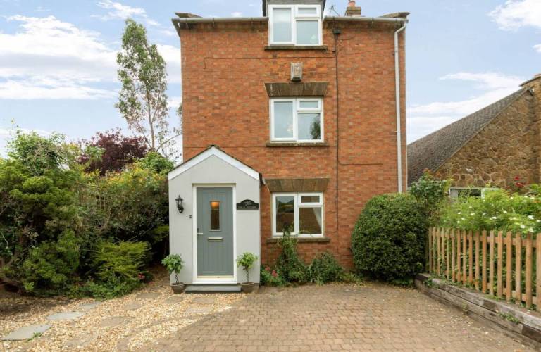 Cottage with yard & grill in Warwick