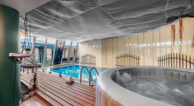 Apartment with pool in Prague