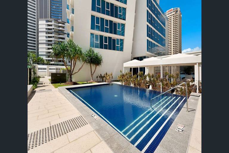 Modern 2 Bed with Pool Access in Surfers Paradise