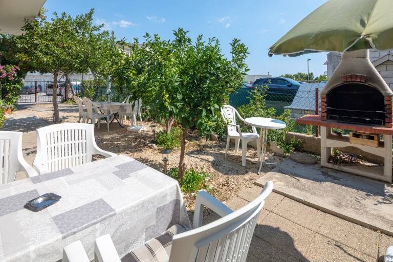 A2 apt near beach w patio, parking and grill — photo 5