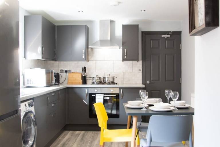 Immaculate 5-Bed House in the city centre Ashford — photo 4