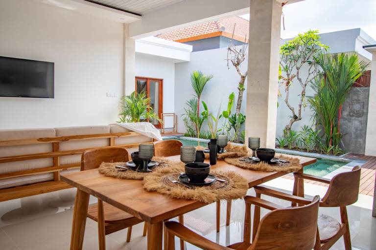 Family-friendly villa with barbeque, private pool & garden | Perfect for remote work | Pets allowed — photo 5